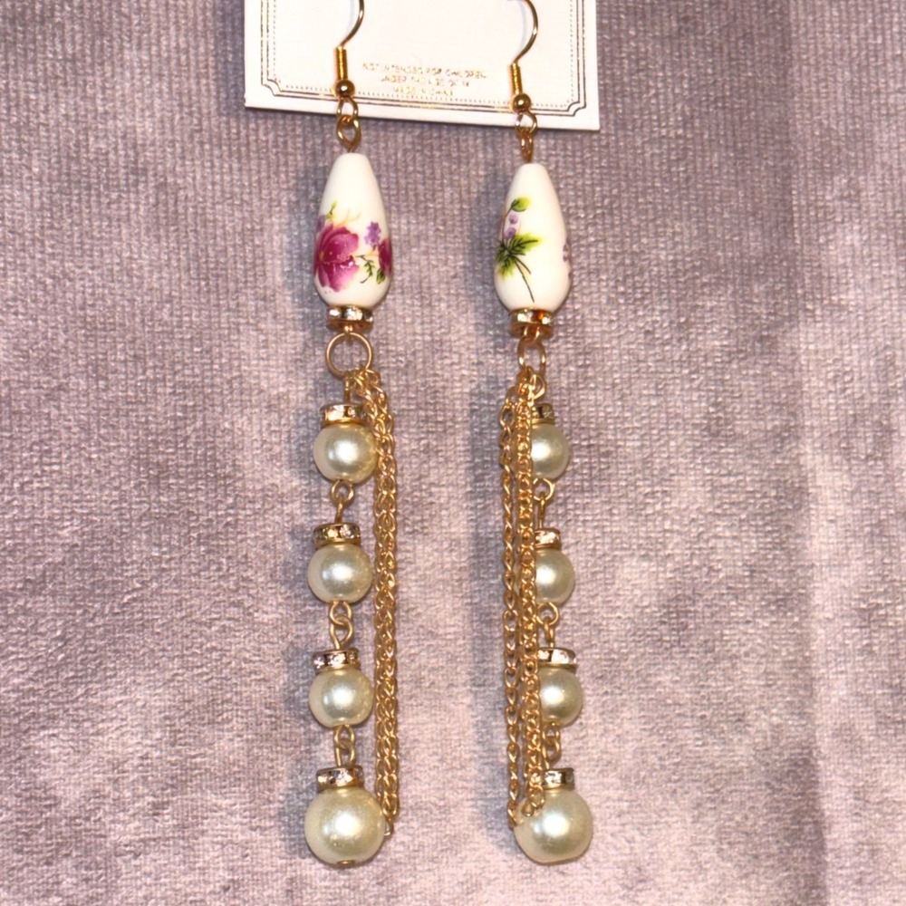 NWT Chloe Floral Faux Pearl Ceramic Drop Earrings Womens White Gold Coquette